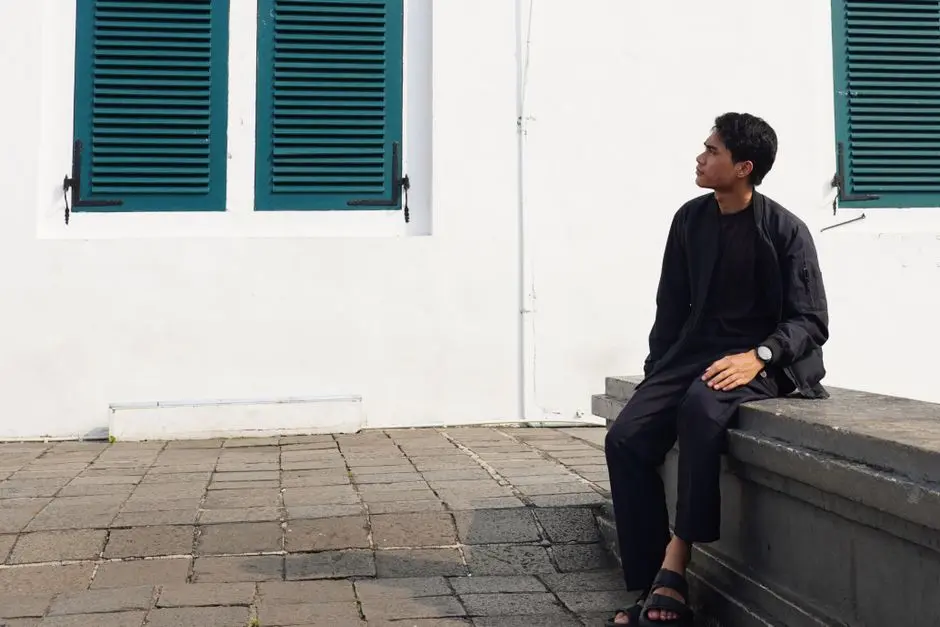 Anak muda mengenakan busana kasual dari merek fashion lokal di Pulau Punjung